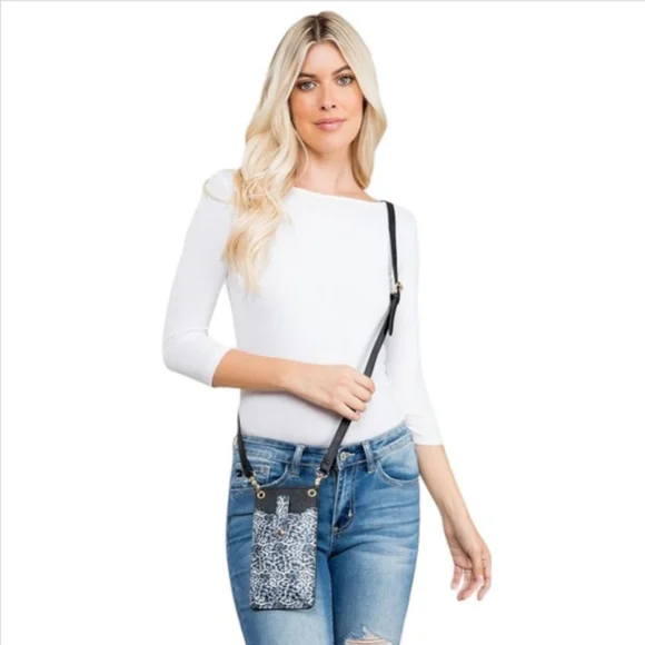 ⚡LAST ONE⚡Black Leopard Print Essentials Crossbody - Picture 4 of 6